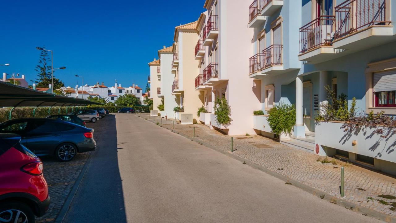 Serene Apartment W/ Balcony And Pool By Lovelystay Quarteira Exterior photo