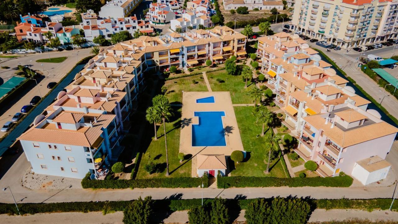 Serene Apartment W/ Balcony And Pool By Lovelystay Quarteira Exterior photo